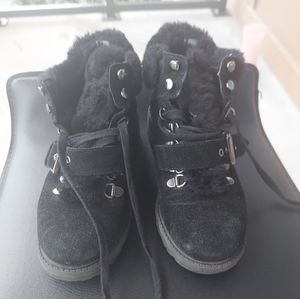 Black Velvet Kendall & Kylie flat winter ankle booties. 6.5